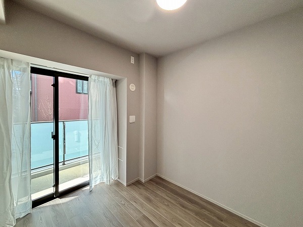 ディアナコート小石川播磨坂レジデンス_窓が大きい洋室の写真