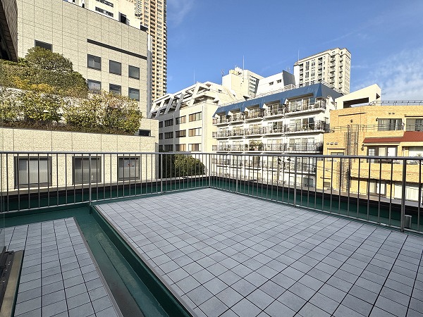 スカイプラザ赤坂_広いルーフバルコニーの写真