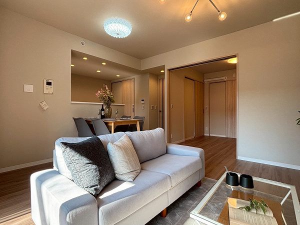 パークアベニュー芦花公園壱番館_広々としたリビングダイニングキッチンの写真