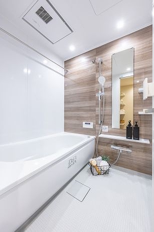 オリゾンマーレ_木目調のバスルームの写真