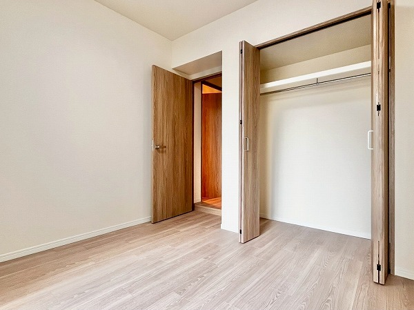 グローリア初穂御殿山_収納があるコンパクトな洋室の写真