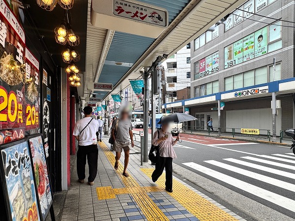 駅前のアーケード街