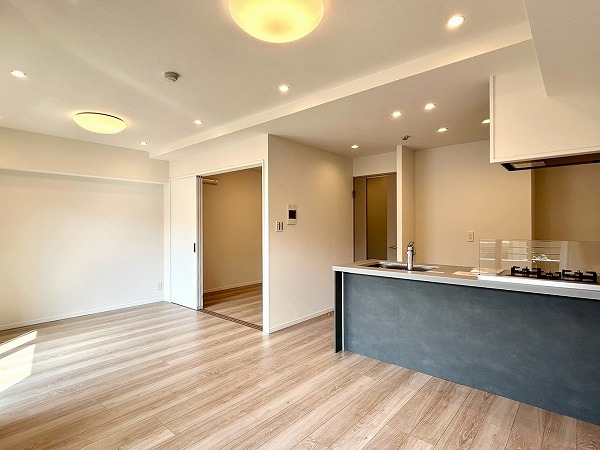 セザール杉並宮前_木目調フロアのリビングダイニングキッチンの写真