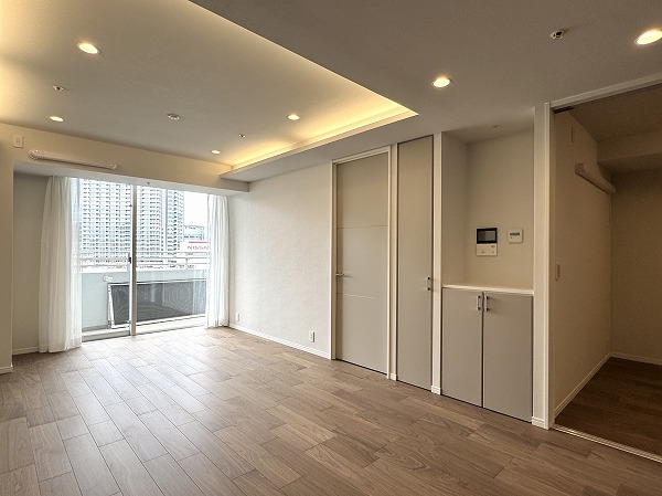 キャピタルマークタワー_大きな窓があるメインルームの写真