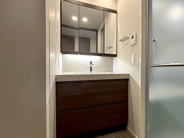 プラウド神田_3面鏡の洗面化粧台の写真