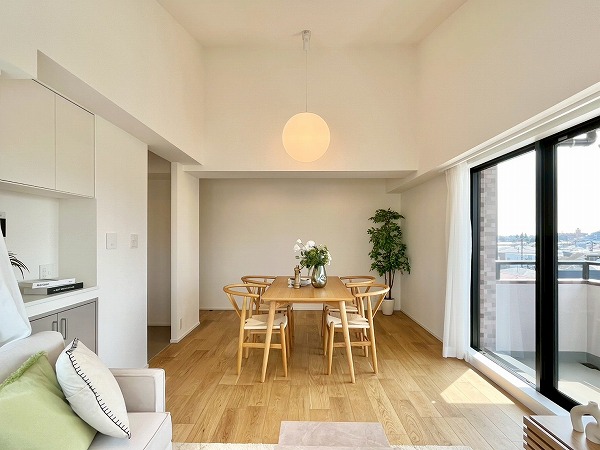 クレッセント上野毛_広々としたリビングダイニングキッチンの写真