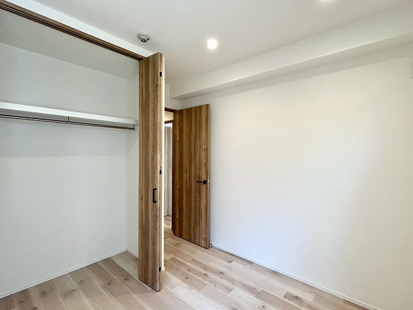 経堂ダイカンプラザ_木目調フロアの約4帖の洋室の写真