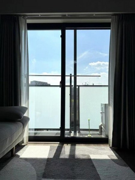 ピアース渋谷本町レジデンス_日当たり良好なリビングダイニングキッチンの写真