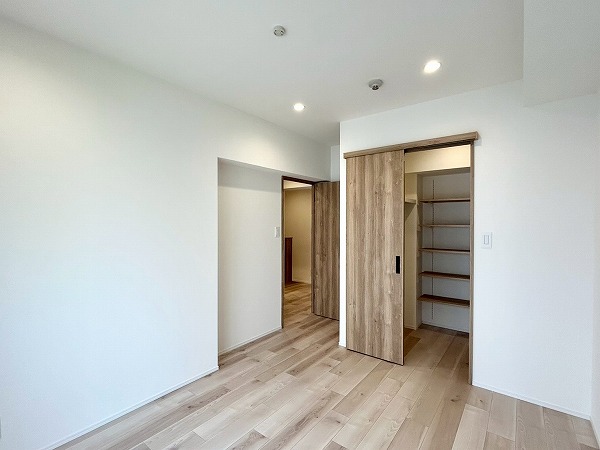 経堂ダイカンプラザ_木目調フロアの約6帖の洋室の写真