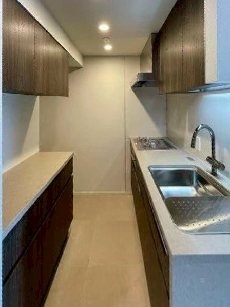 ピアース渋谷本町レジデンス_収納豊富なキッチンの写真