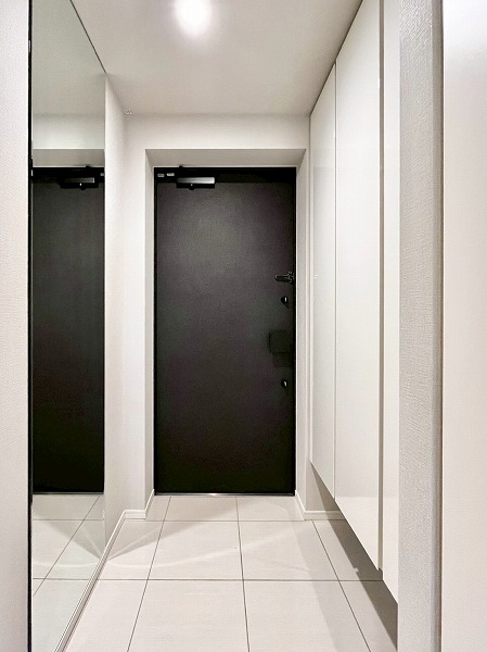 パークホームズ駒沢ザレジデンス_大理石調の玄関の写真