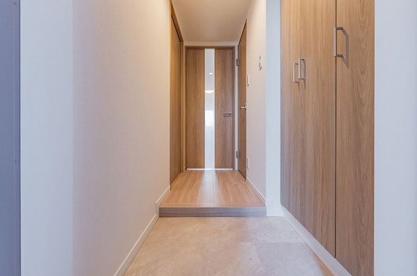 ライオンズマンション渋谷道玄坂_リノベーション済みの玄関の写真