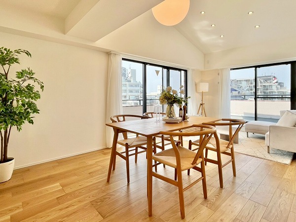 クレッセント上野毛_温かみのあるリビングダイニングキッチンの写真