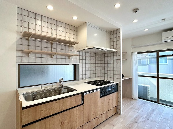 経堂ダイカンプラザ_木目調のキッチンの写真
