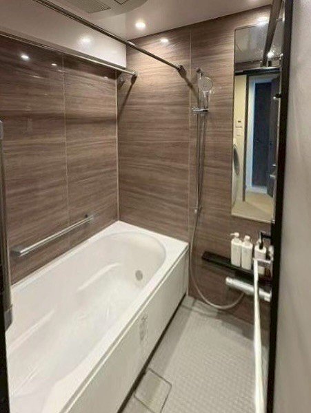 ピアース渋谷本町レジデンス_木目調のバスルームの写真