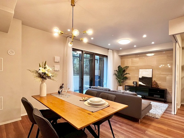 パークホームズ駒沢ザレジデンス_南西向きのリビングダイニングキッチンの写真