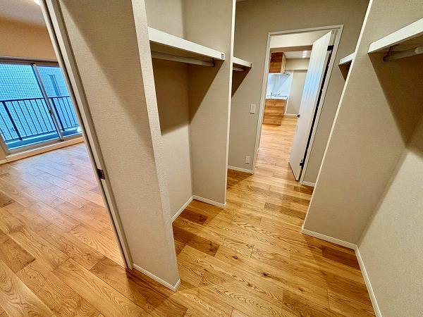 佃スカイハイツ_動線の良いウォークスルークローゼットの写真