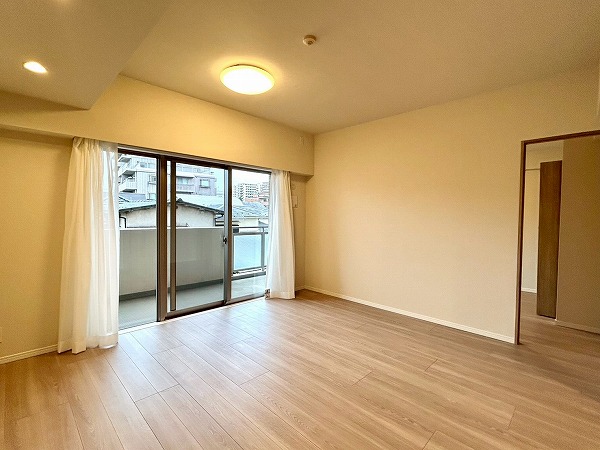 ジェイシティ千歳烏山_南向きのリビングダイニングキッチンの写真