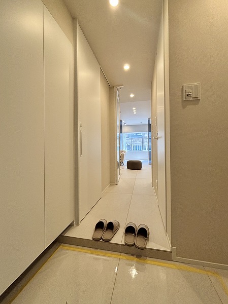コーポ麹町_リノベーション済みの玄関の写真