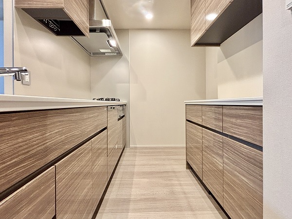 ザ・パークハウス市ヶ谷_収納豊富なキッチンの写真