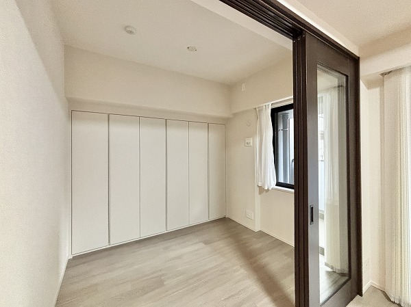 ザ・パークハウス市ヶ谷_木目調の洋室の写真