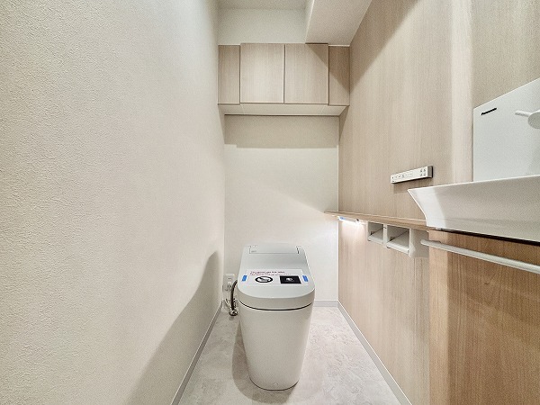 朝日広尾マンション_手洗い場が備わったトイレの写真