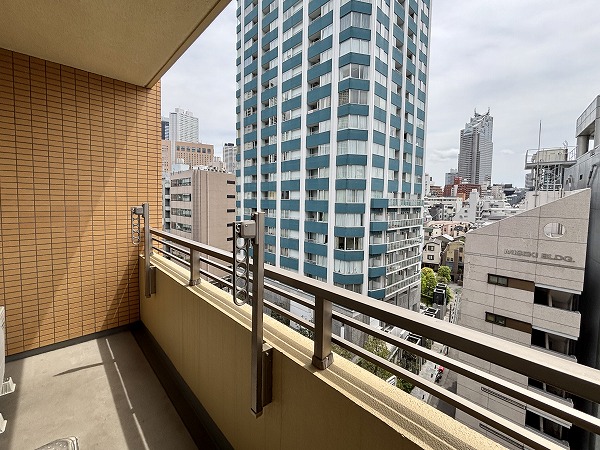 フィールM西新宿_広々としたバルコニーの写真