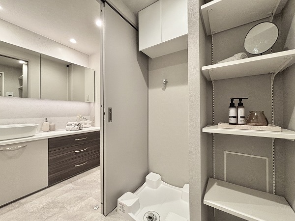 クリオ新宿戸山壱番館_収納が多いパウダールームの写真