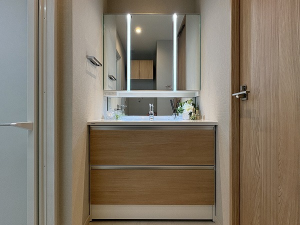 クオリア広尾_3面鏡化粧台の写真