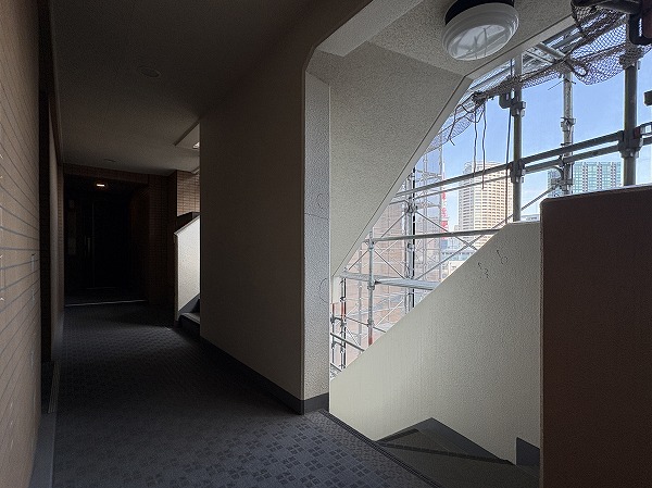 クレッセント麻布Ⅱ　外階段