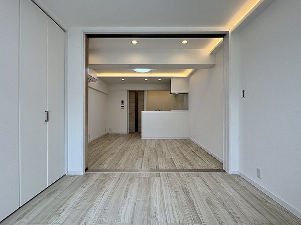 渋谷マンション_約4.01帖の洋室とリビングダイニングキッチンの写真