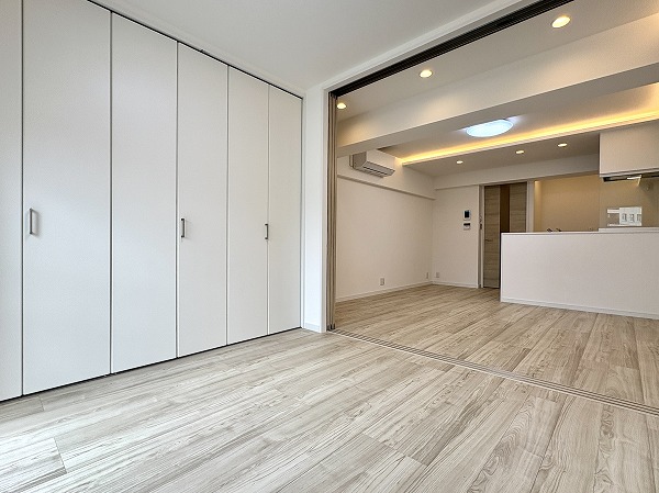 渋谷マンション_約4.01帖の洋室とリビングダイニングキッチンの写真1