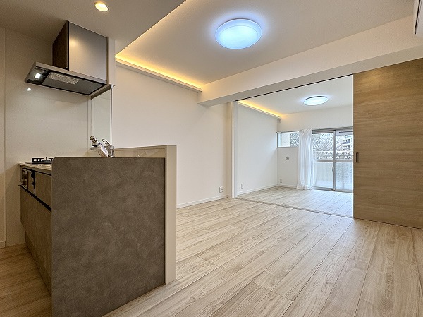 渋谷マンション_約4.01帖の洋室とリビングダイニングキッチンの写真2