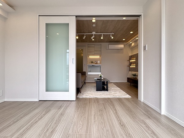 秀和代官山レジデンス_約4.2帖の洋室とリビングダイニングの写真