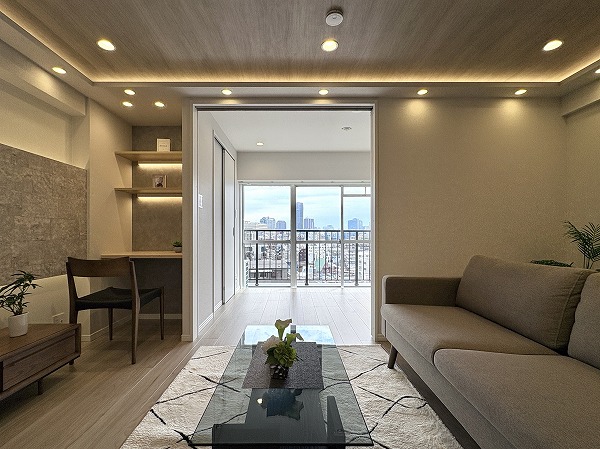 秀和代官山レジデンス_約4.2帖の洋室とリビングダイニングの写真2