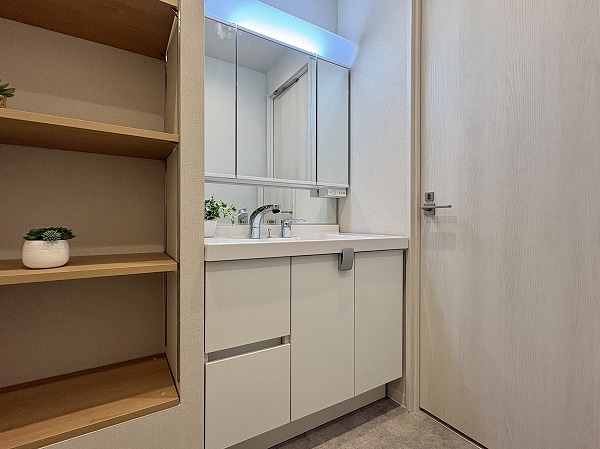 メゾンドール代々木_3面鏡洗面化粧台の写真