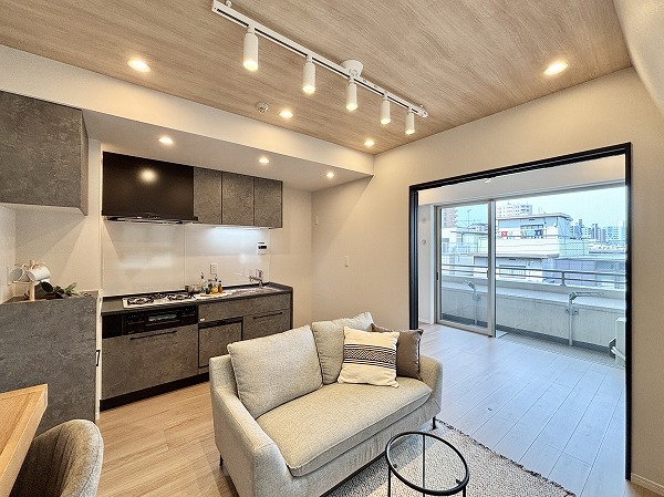 ダイナシティ文京根津_木目調のリビングダイニングキッチンの写真