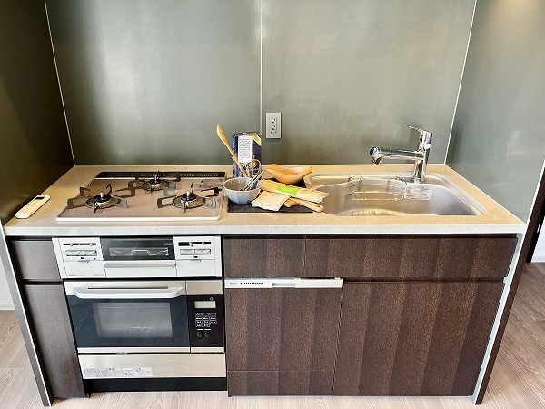 ピアース麻布十番_木目調のキッチンの写真