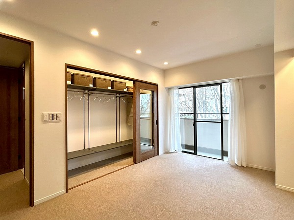 芦花公園プレスティージュ_収納力のある約8帖の洋室の写真