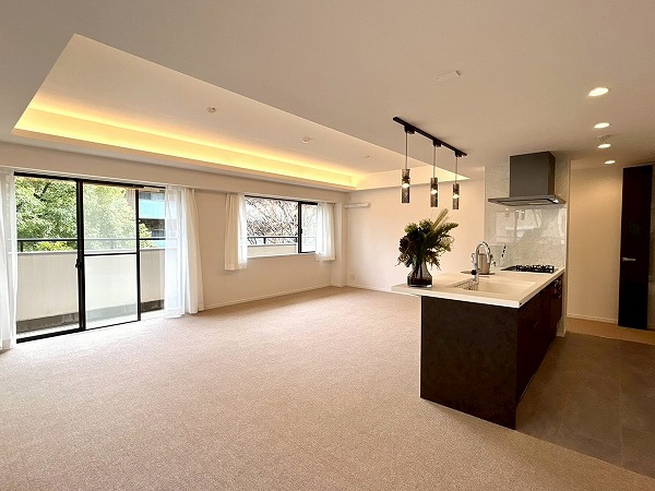 芦花公園プレスティージュ_広々としたリビングダイニングキッチンの写真