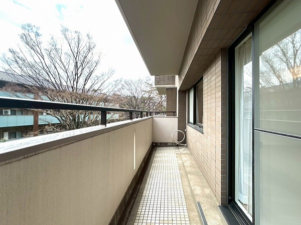 芦花公園プレスティージュ_広いバルコニーの写真