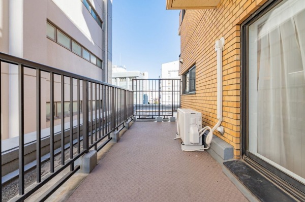 ライオンズマンション文京第2_広いバルコニーの写真