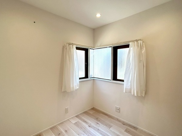 経堂ダイカンプラザ_窓のある約4帖の洋室の写真