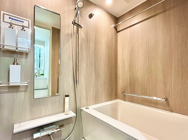 グローリア初穂御殿山_木目調のバスルームの写真