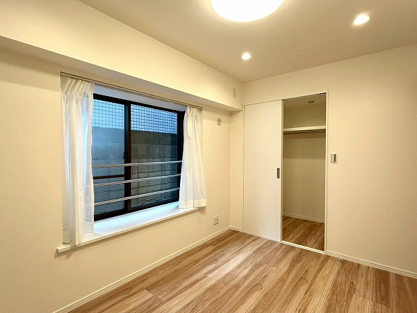 アルブル荻窪_木目調フロアの約5.2帖の洋室の写真