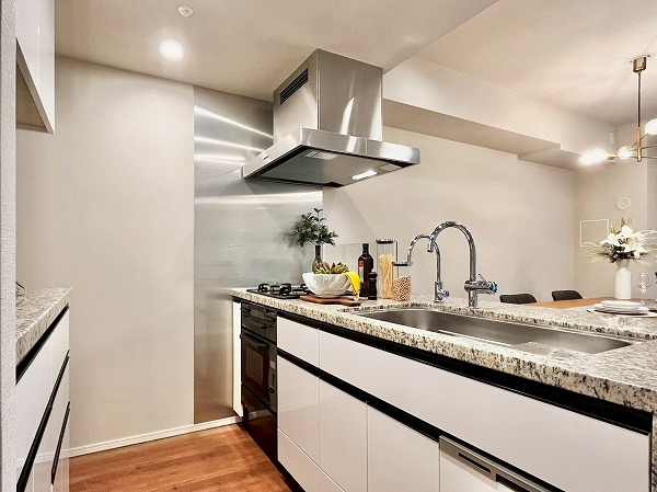 パークホームズ駒沢ザレジデンス_ホワイト基調のオープンキッチンの写真