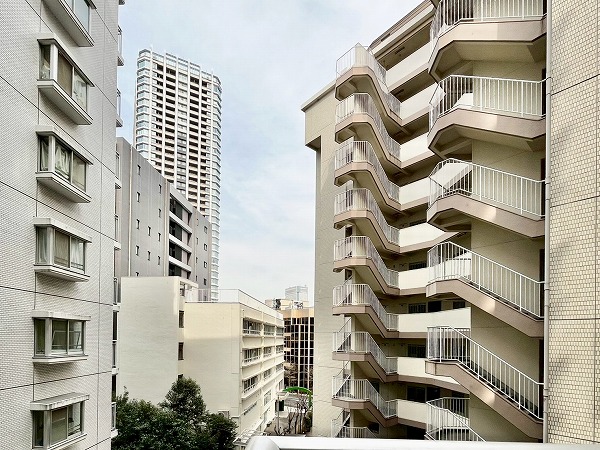 グローリア初穂御殿山_広々としたバルコニーの眺望の写真1