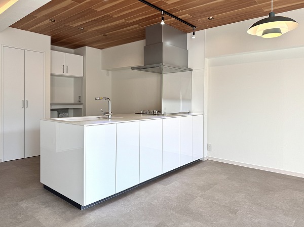 第2白金ハウス_対面キッチンの写真
