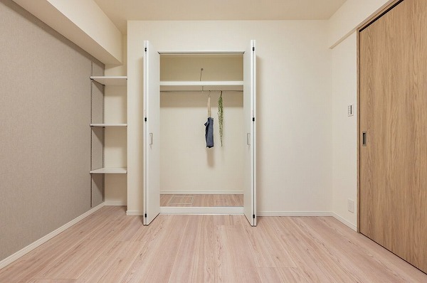 ライオンズマンション渋谷道玄坂_クローゼット付きの洋室の写真2