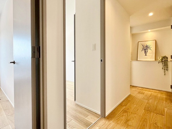 クレッセント上野毛_木目調の廊下の写真